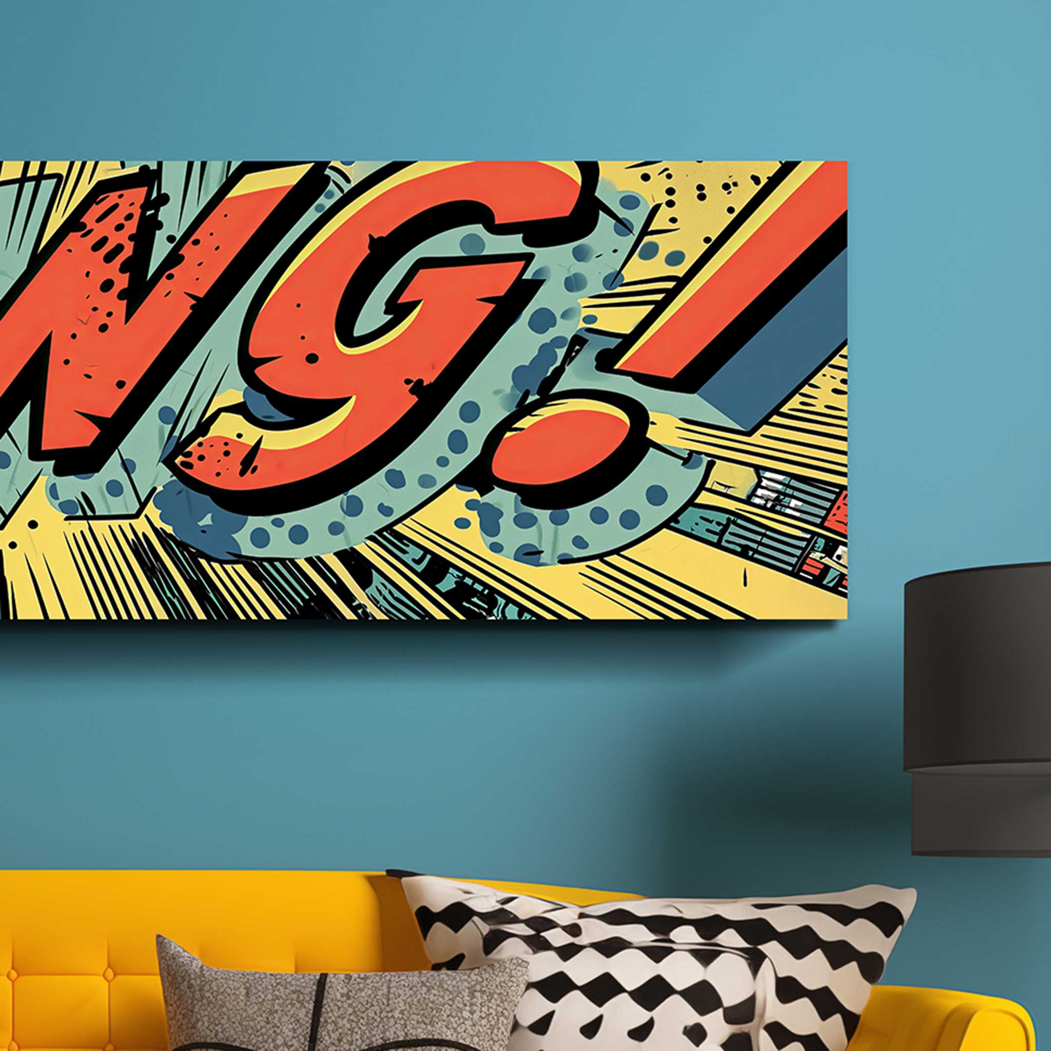 Detailansicht eines Comic-Wandbilds im Pop-Art-Stil mit dem lautmalerischen Schriftzug ‚BANG!‘ in großen roten Buchstaben auf gelb-blauem Hintergrund – Fine Art Print auf Alu-Verbund über einem modernen Sofa